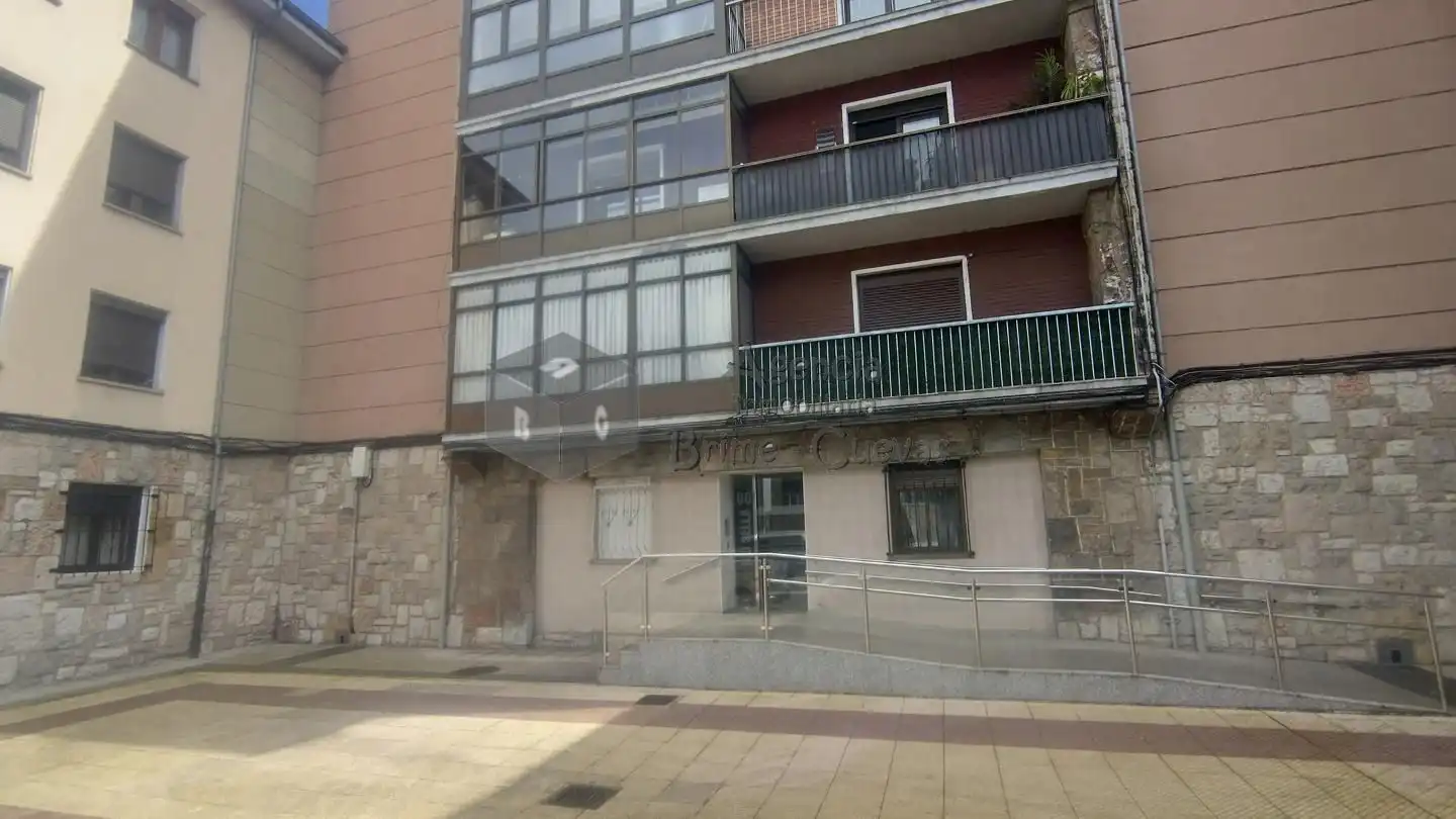 Außenansicht von Erdgeschoss zum Verkauf in Oviedo 