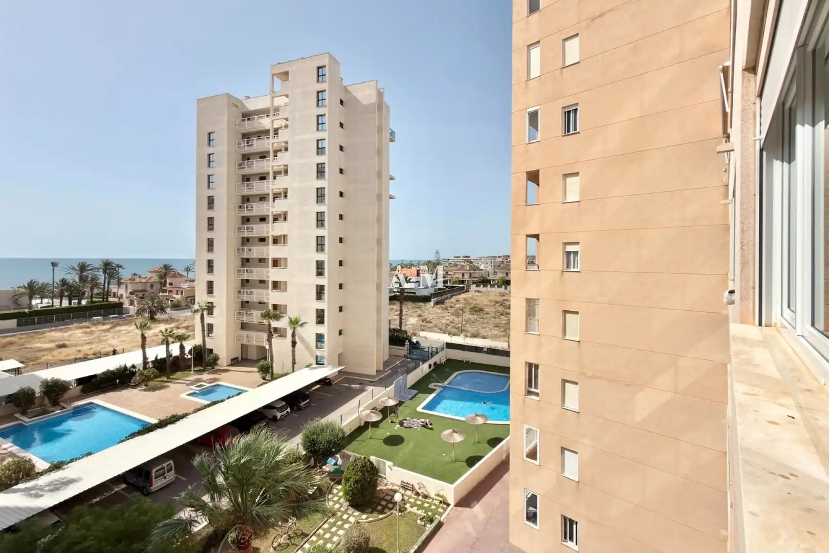 Dormitori de Pis de lloguer en Torrevieja amb Terrassa, Piscina i Moblat
