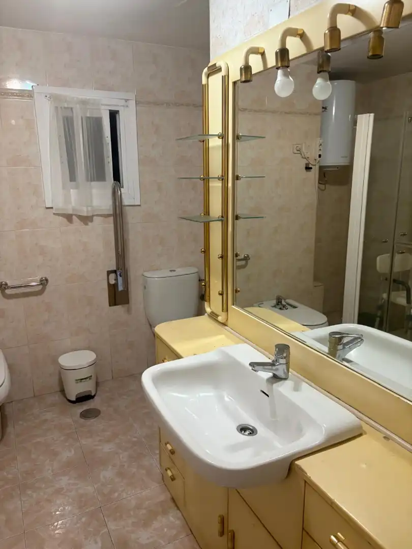 Bathroom of Flat for sale in Madrid  with Air Conditioner, Heating and Terrace