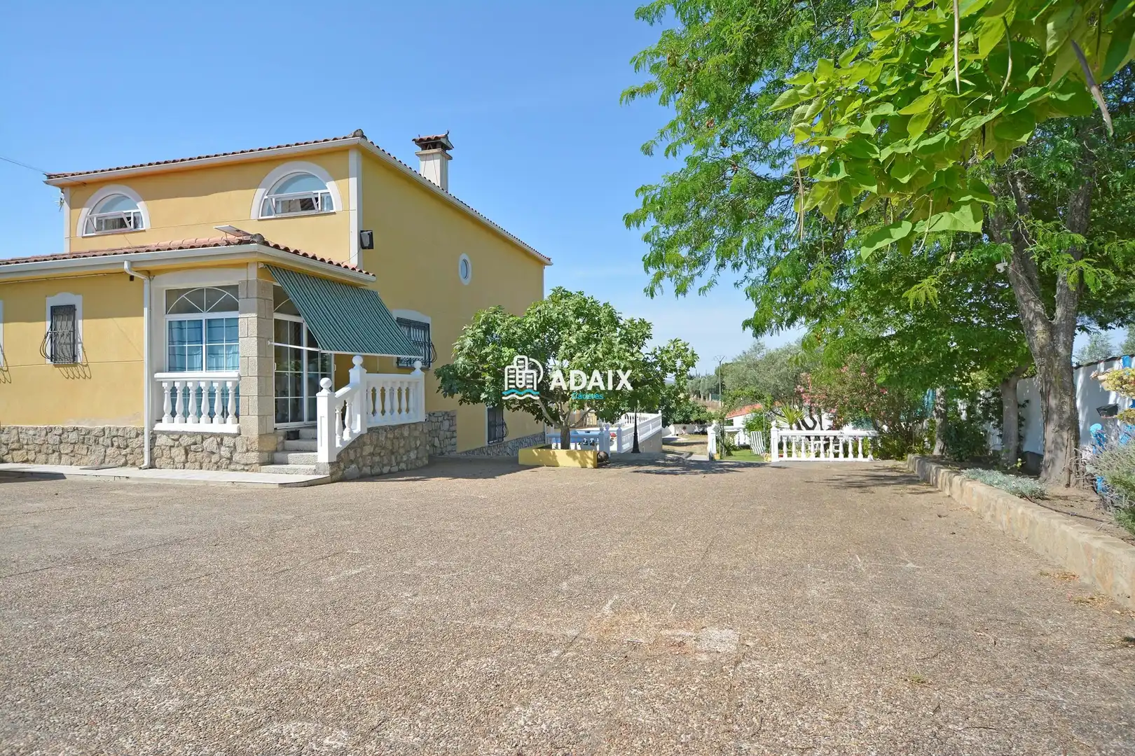 Vista exterior de Casa o xalet en venda en Malpartida de Cáceres amb Aire condicionat, Calefacció i Jacuzzi