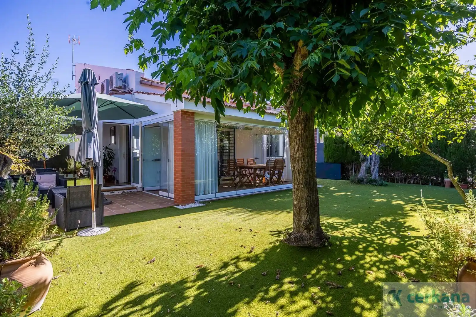 Garden of Houses for sale in Espartinas  with Air Conditioner and Storage room