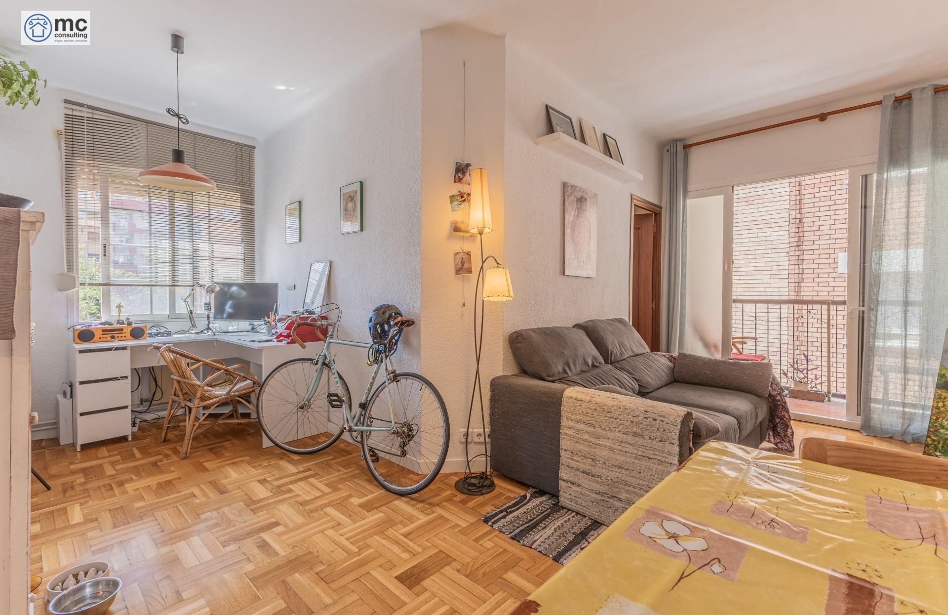 Sala de estar de Piso en venta en  Barcelona Capital con Parquet