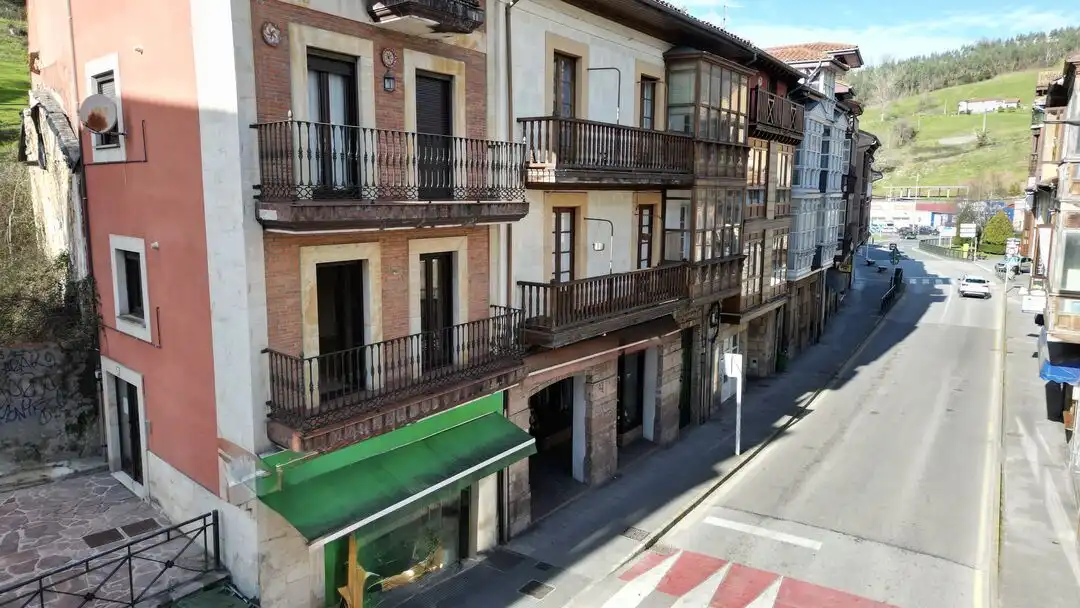 Vista exterior de Piso en venta en Cabezón de la Sal con Calefacción y Balcón