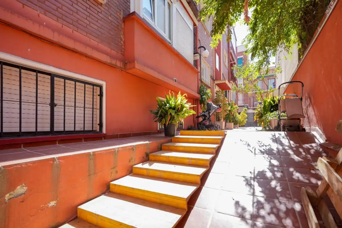 Vista exterior de Piso en venta en Madrid con Calefacción