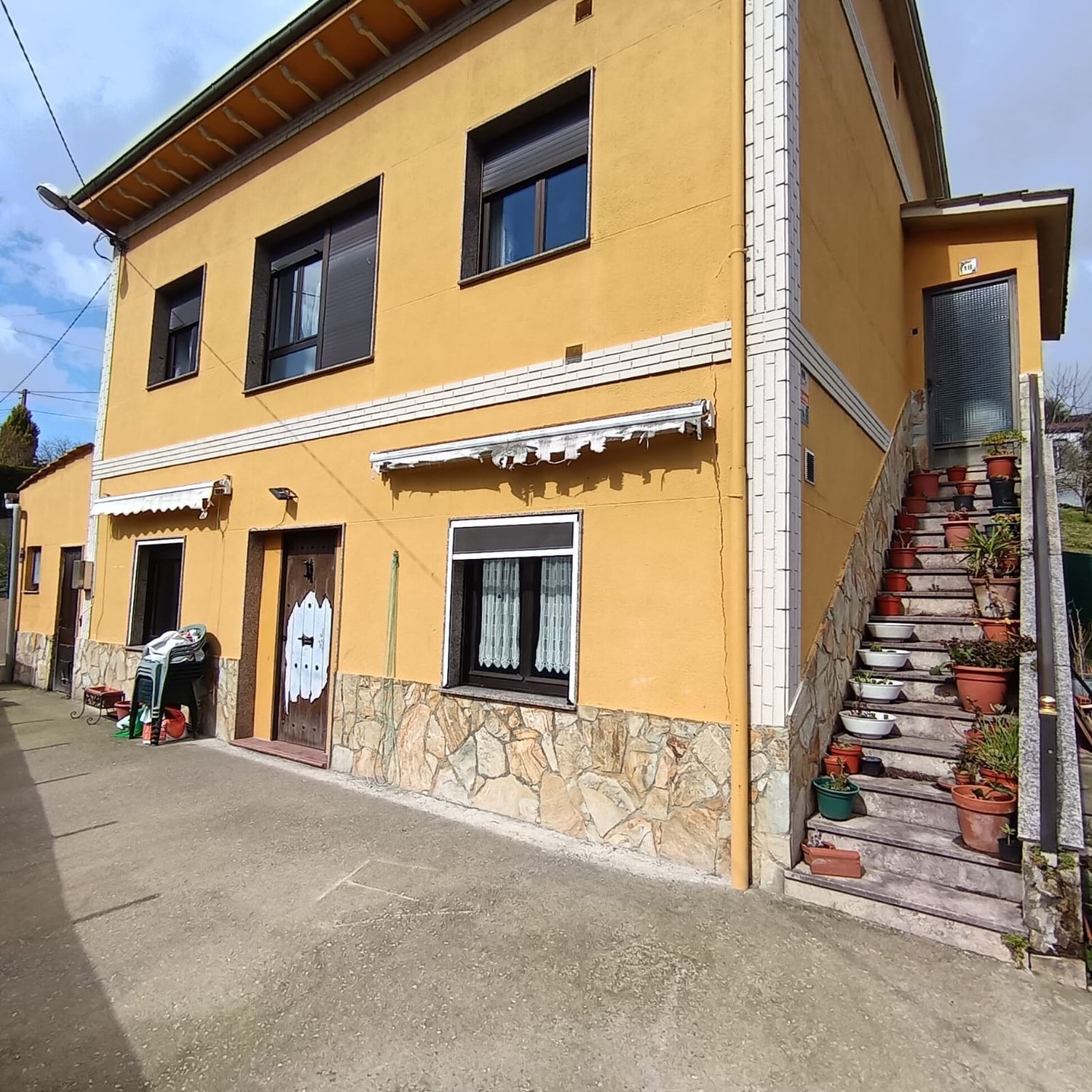 Vista exterior de Casa o xalet en venda en Siero amb Calefacció, Traster i Piscina