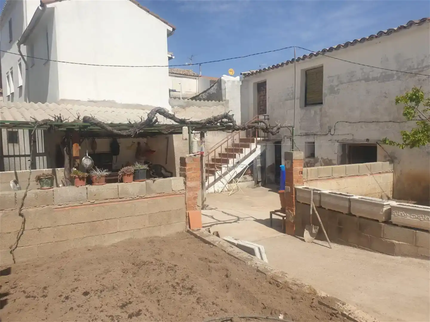 Vista exterior de Casa adosada en venta en Alcocer con Trastero, Amueblado y Balcón