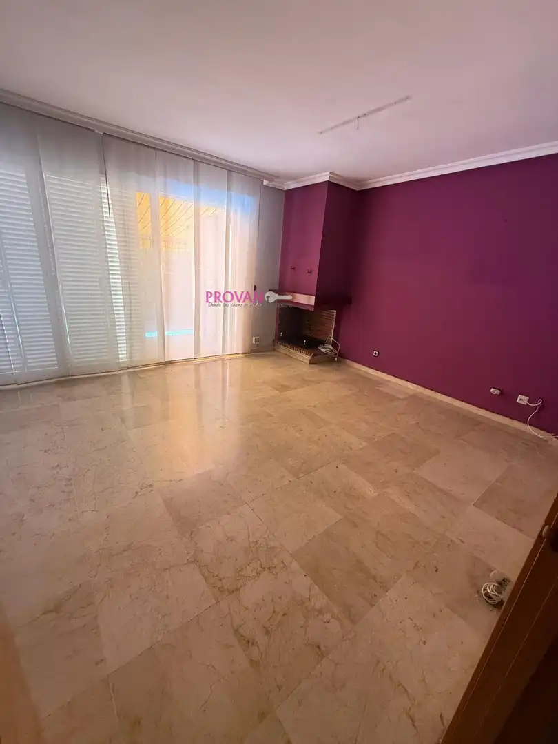 Sala d'estar de Casa adosada en venda en Torrejón de Ardoz amb Aire condicionat, Calefacció i Terrassa