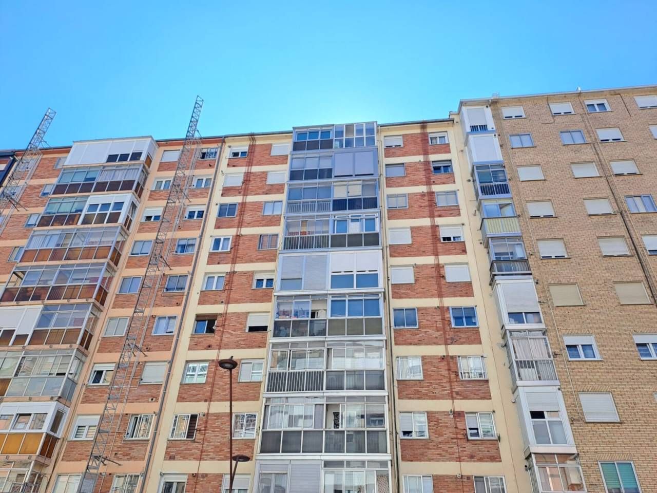 Vista exterior de Pis en venda en Burgos Capital amb Calefacció, Parquet i Terrassa
