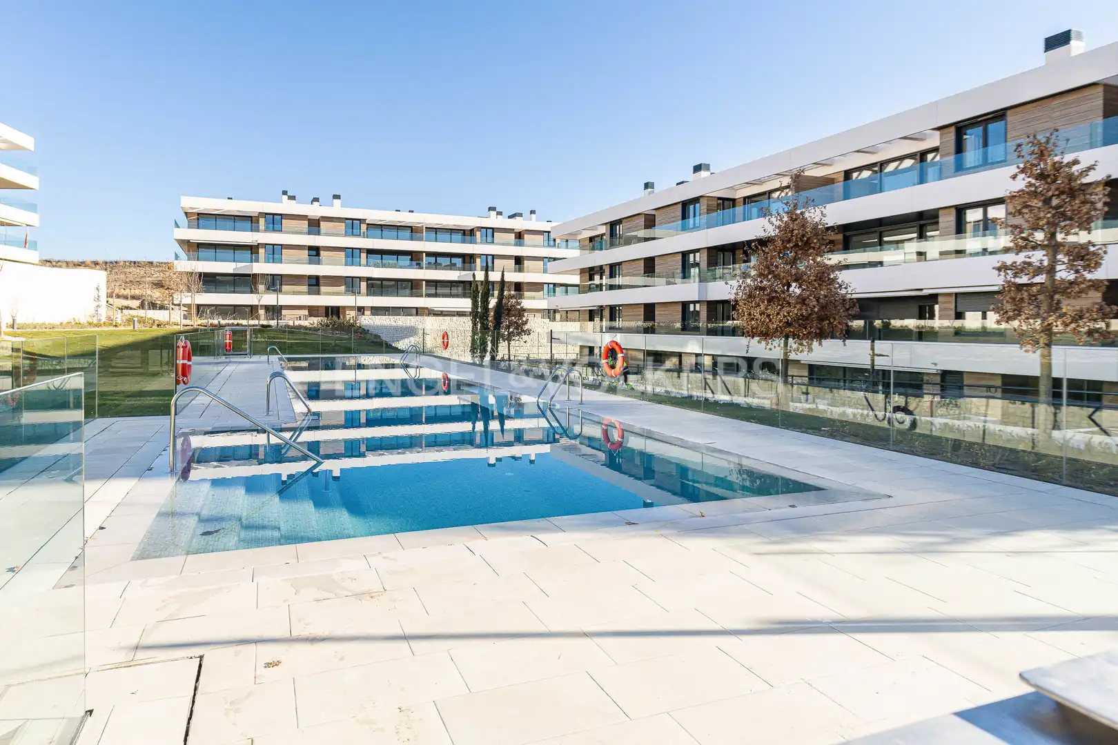 Schwimmbecken von Wohnung zur Miete in La Moraleja mit Klimaanlage, Heizung und Privatgarten
