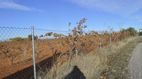 Este terreno se encuentra en carretera de Santa Cruz, , , Tarancón, Cuenca. Es un terreno que tiene 8000 m2 . 
Sobre esa parcela 