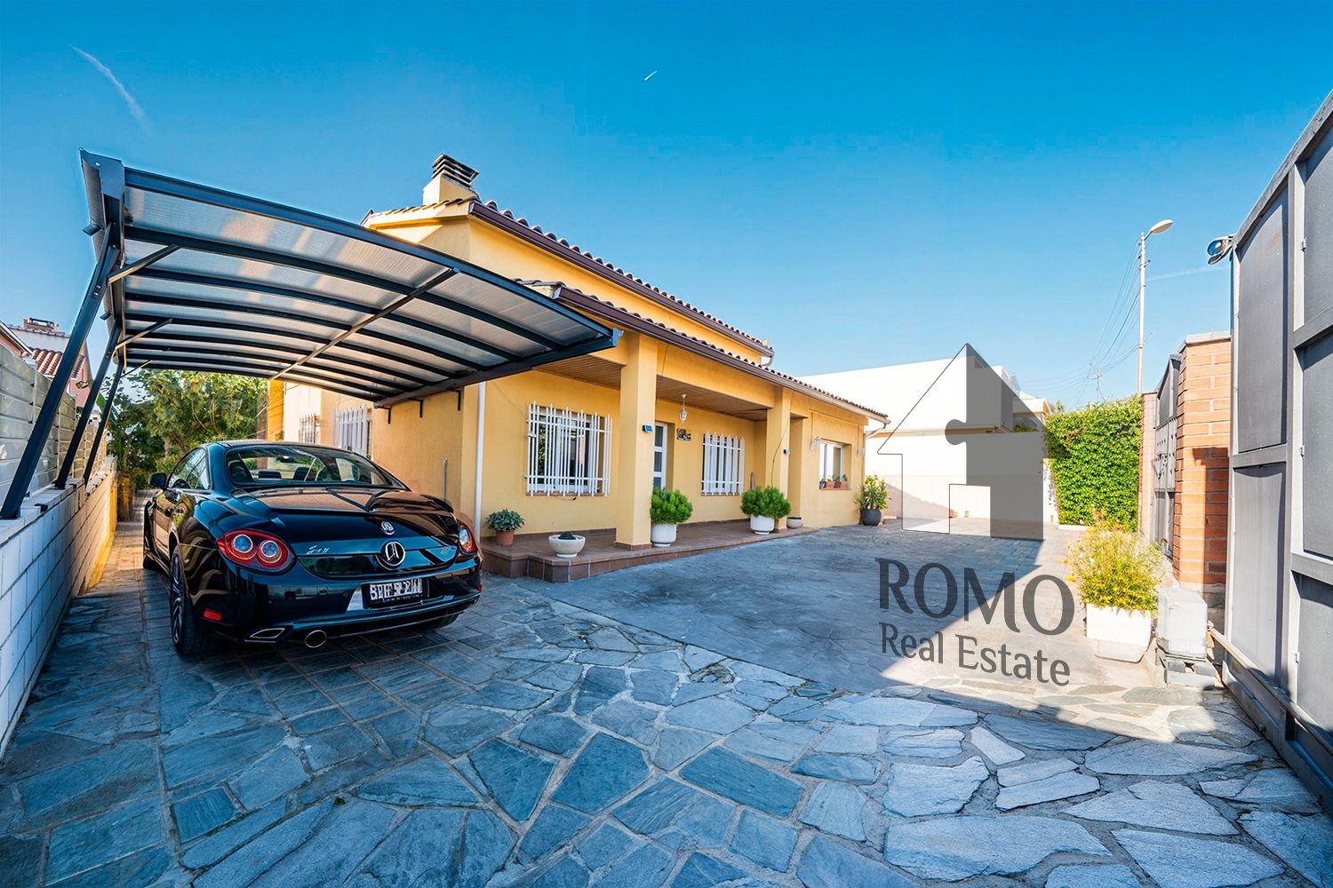 Exterior view of House or chalet for sale in Santa Perpètua de Mogoda  with Heating, Private garden and Parquet flooring