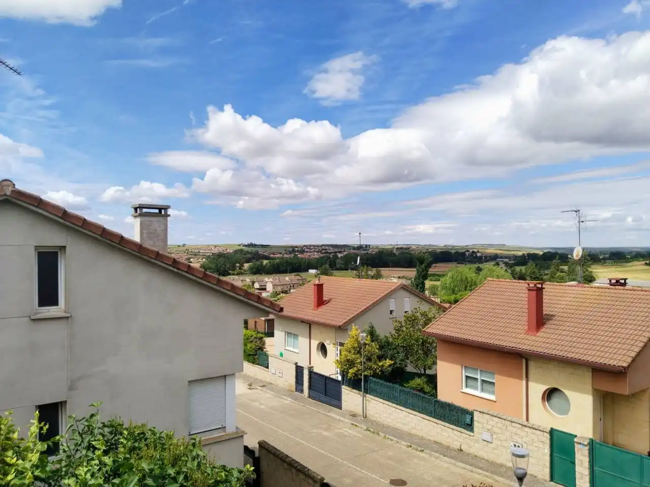 Vista exterior de Casa o xalet en venda en Villariezo amb Calefacció, Jardí privat i Parquet