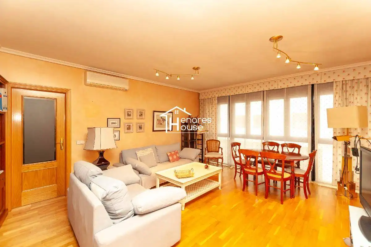Vista exterior de Dúplex en venta en Alcalá de Henares con Aire acondicionado, Calefacción y Parquet