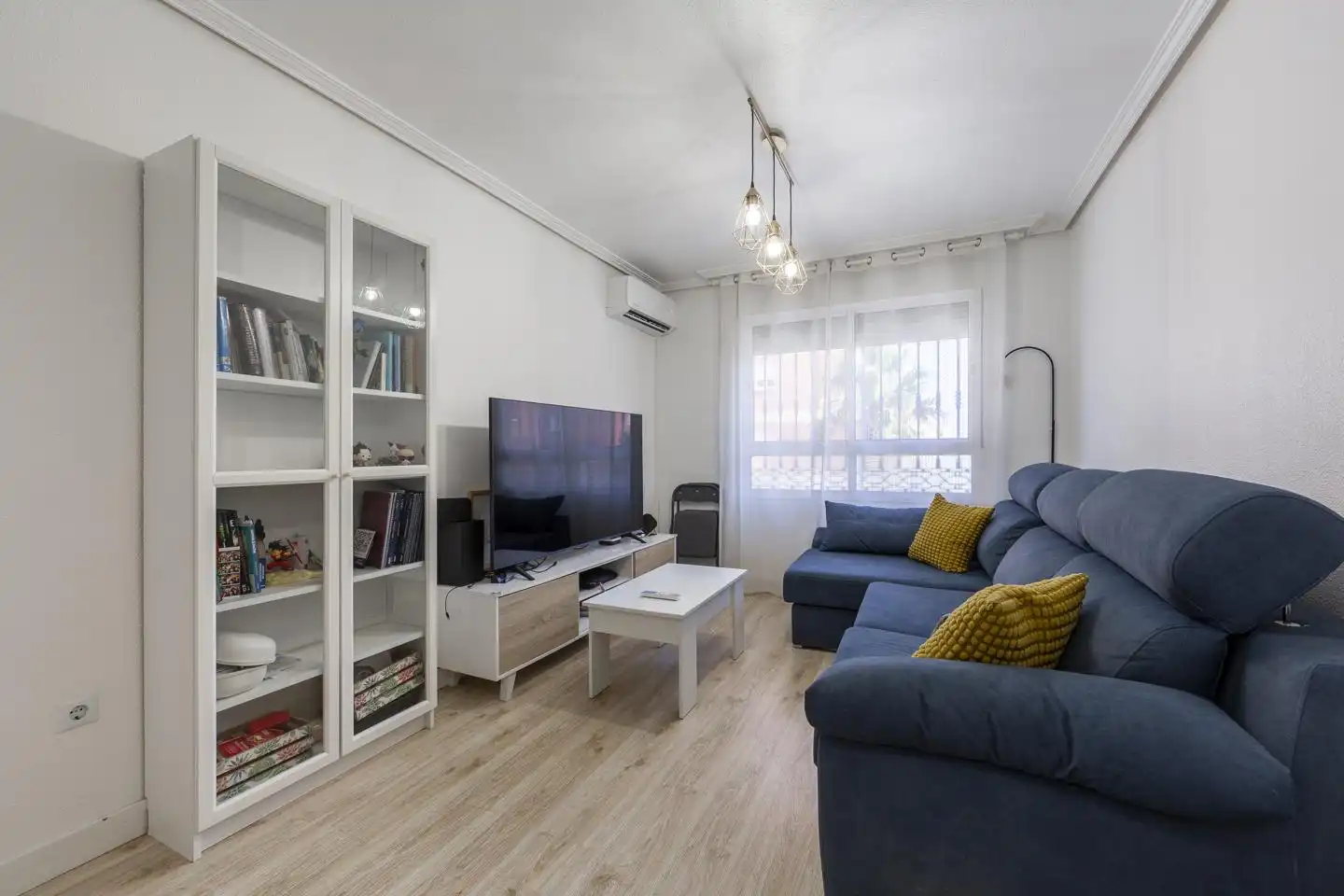 Sala d'estar de Planta baixa en venda en Almería amb Aire condicionat