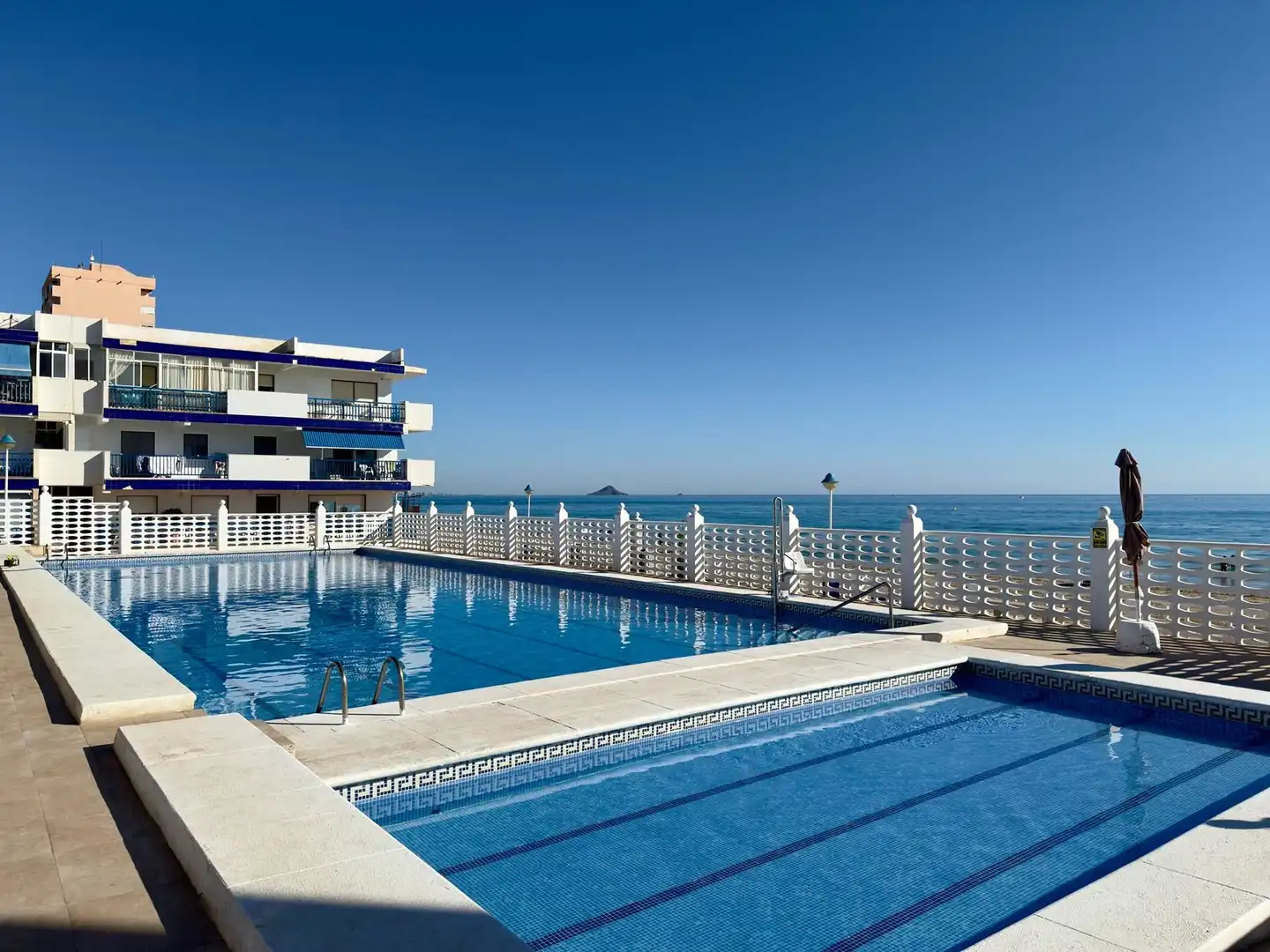 Schwimmbecken von Wohnungen zum Verkauf in La Manga del Mar Menor mit Klimaanlage, Heizung und Terrasse