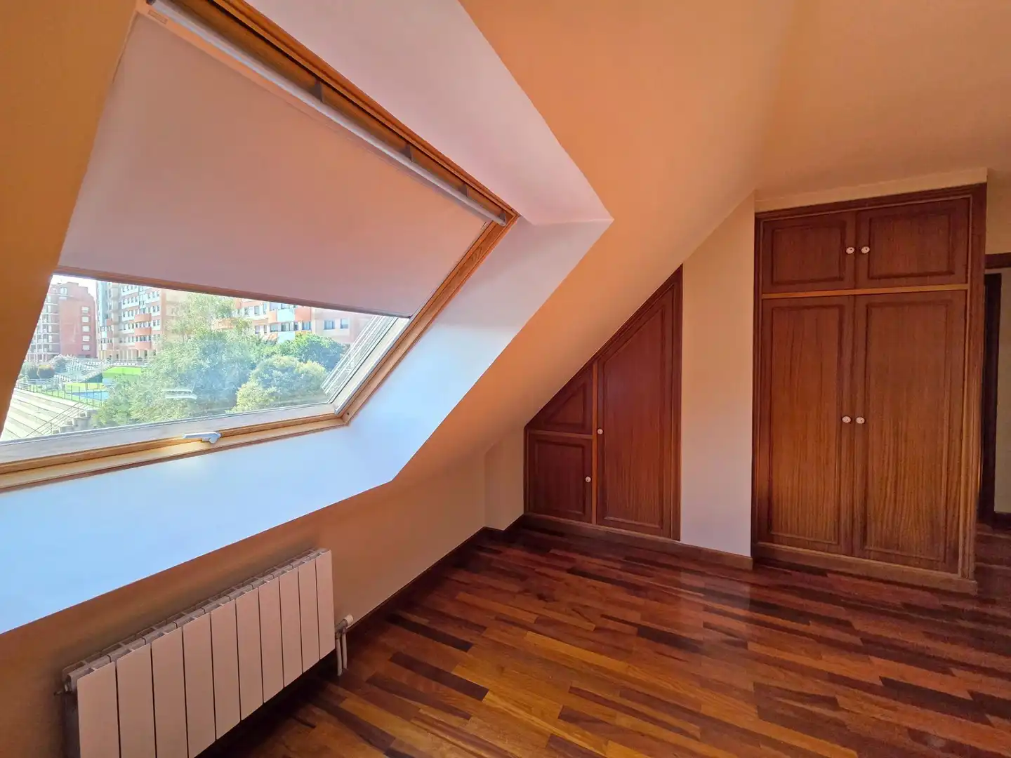 Schlafzimmer von Dachboden zur Miete in Santander mit Heizung, Privatgarten und Parkett