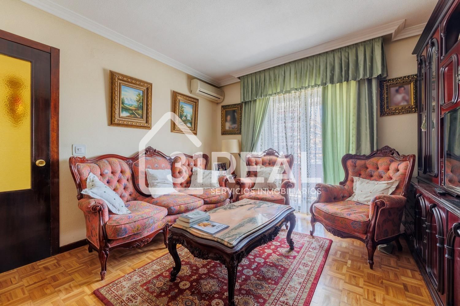 Sala d'estar de Pis en venda en  Madrid Capital amb Aire condicionat, Calefacció i Jardí privat