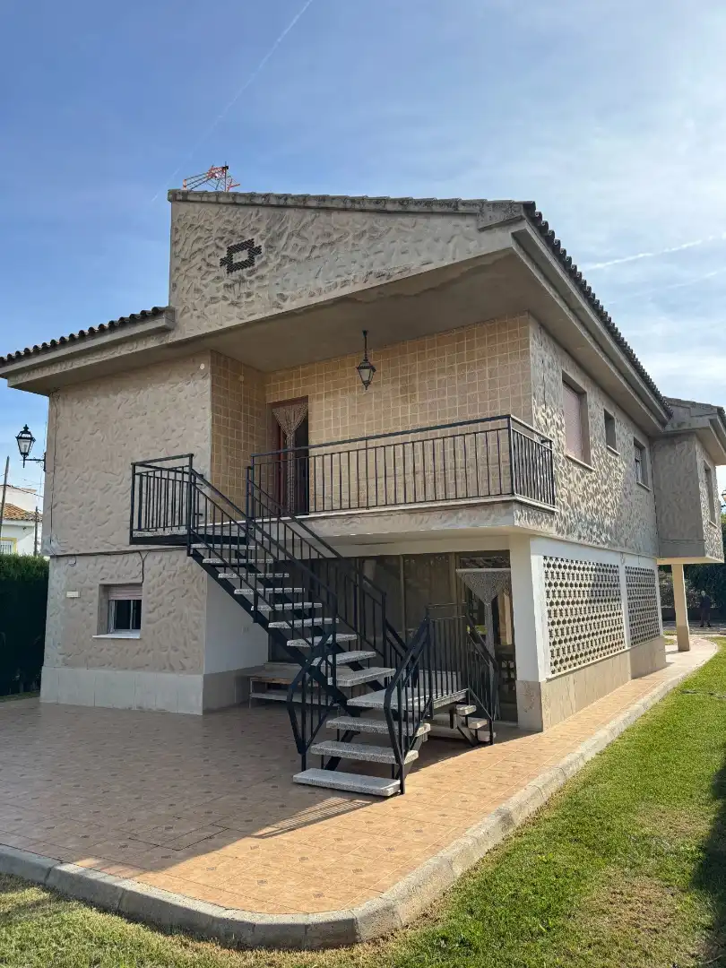 Chalet con piscina en venta en Carrer Ribesalbes 3C, imagen 2