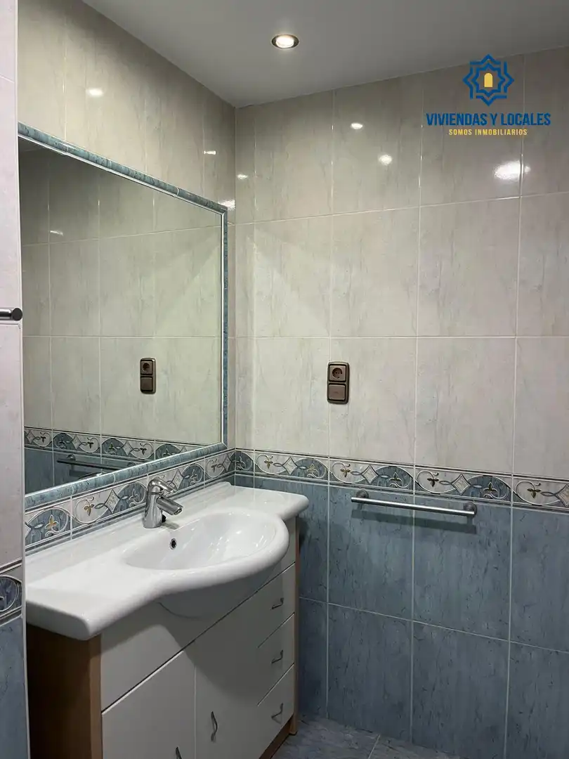Baño de Piso de alquiler en Granada con Aire acondicionado, Amueblado y Balcón