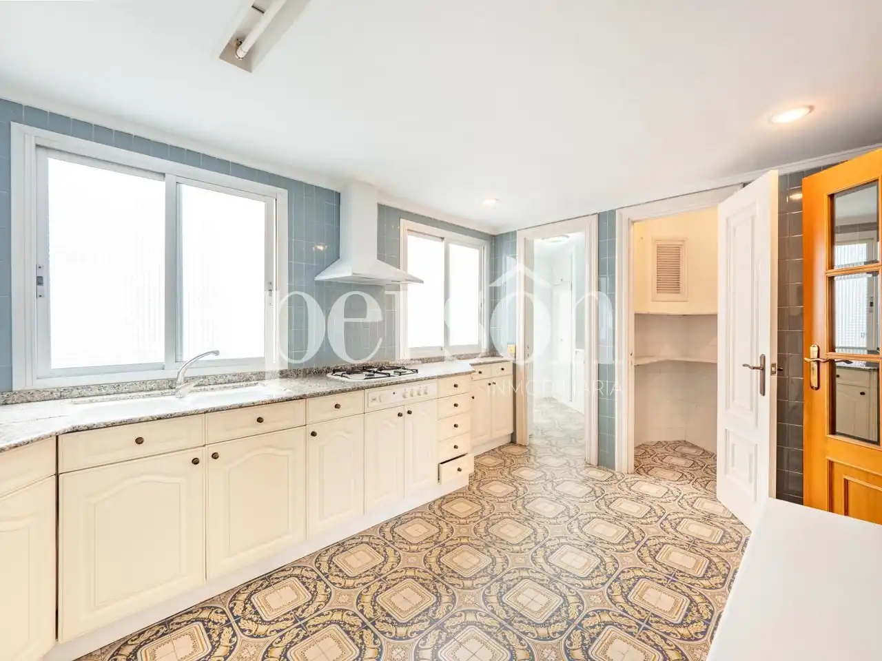 Kitchen of Flat for sale in Valencia  with Parquet flooring and Balcony