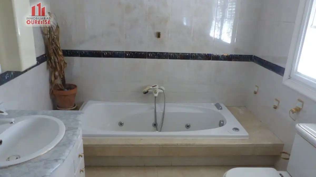 Bathroom of Houses for sale in Ourense Capital   with Heating, Terrace and Storage room