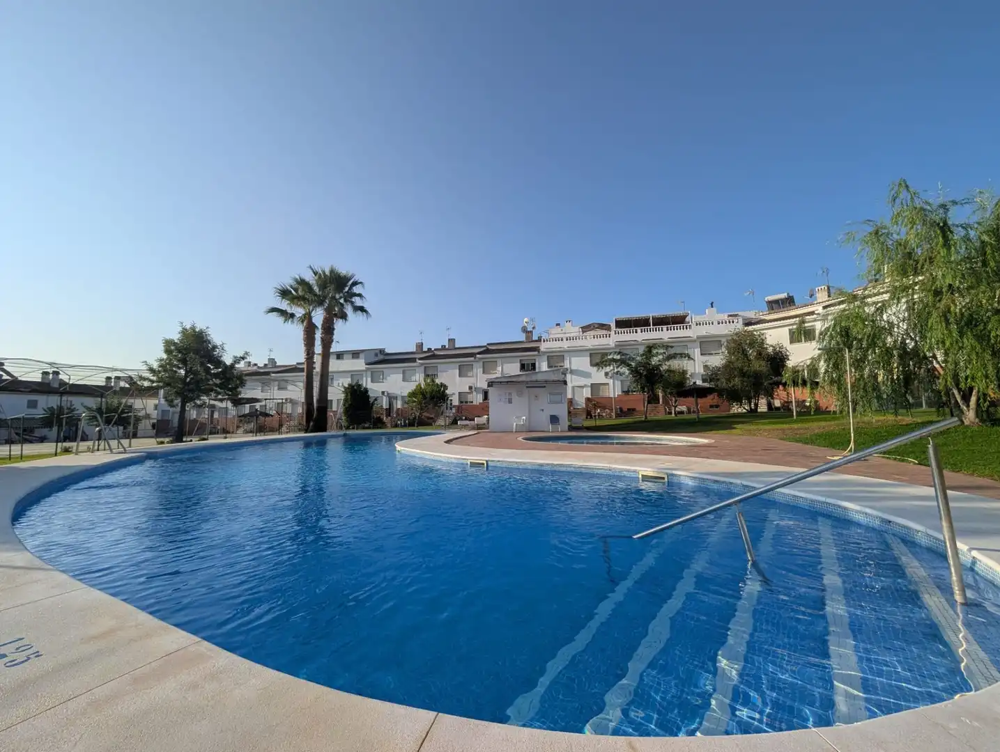 Piscina de Casa adosada en venta en Aljaraque con Aire acondicionado y Piscina comunitaria