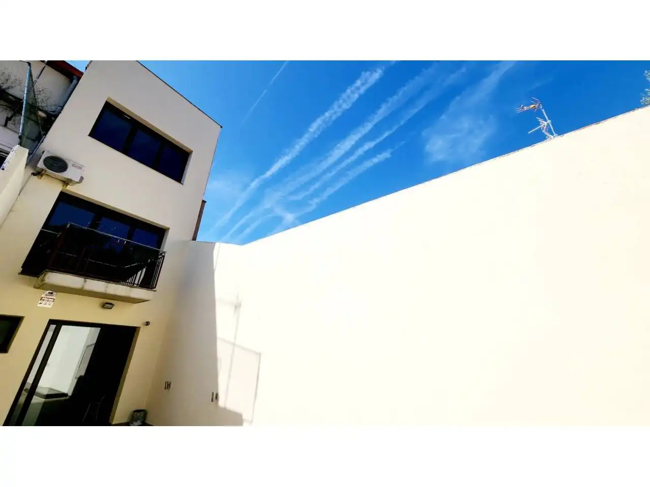 Außenansicht von Einfamilien-Reihenhaus zum Verkauf in Sabadell mit Klimaanlage, Heizung und Terrasse