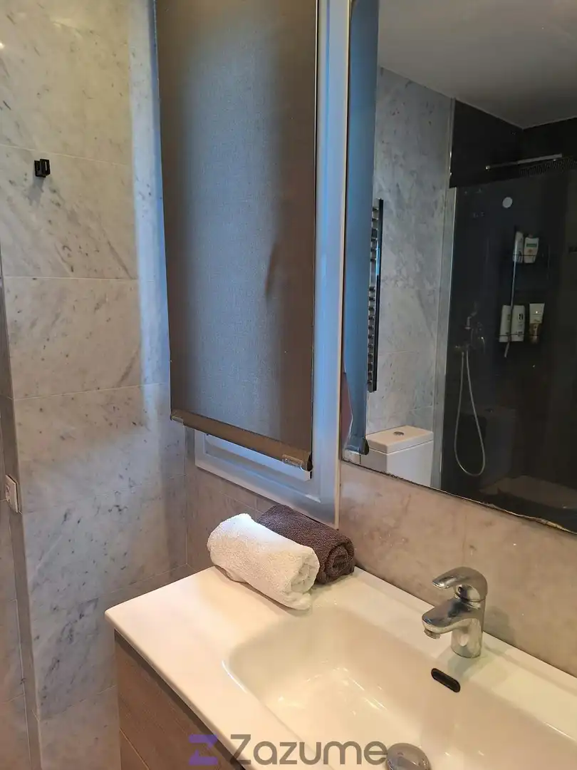 Badezimmer von Wohnung zur Miete in Benidorm mit Klimaanlage, Terrasse und Schwimmbad