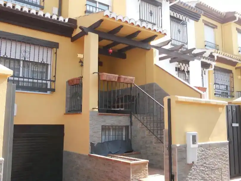 Vista exterior de Casa adosada en venda en Churriana de la Vega amb Aire condicionat