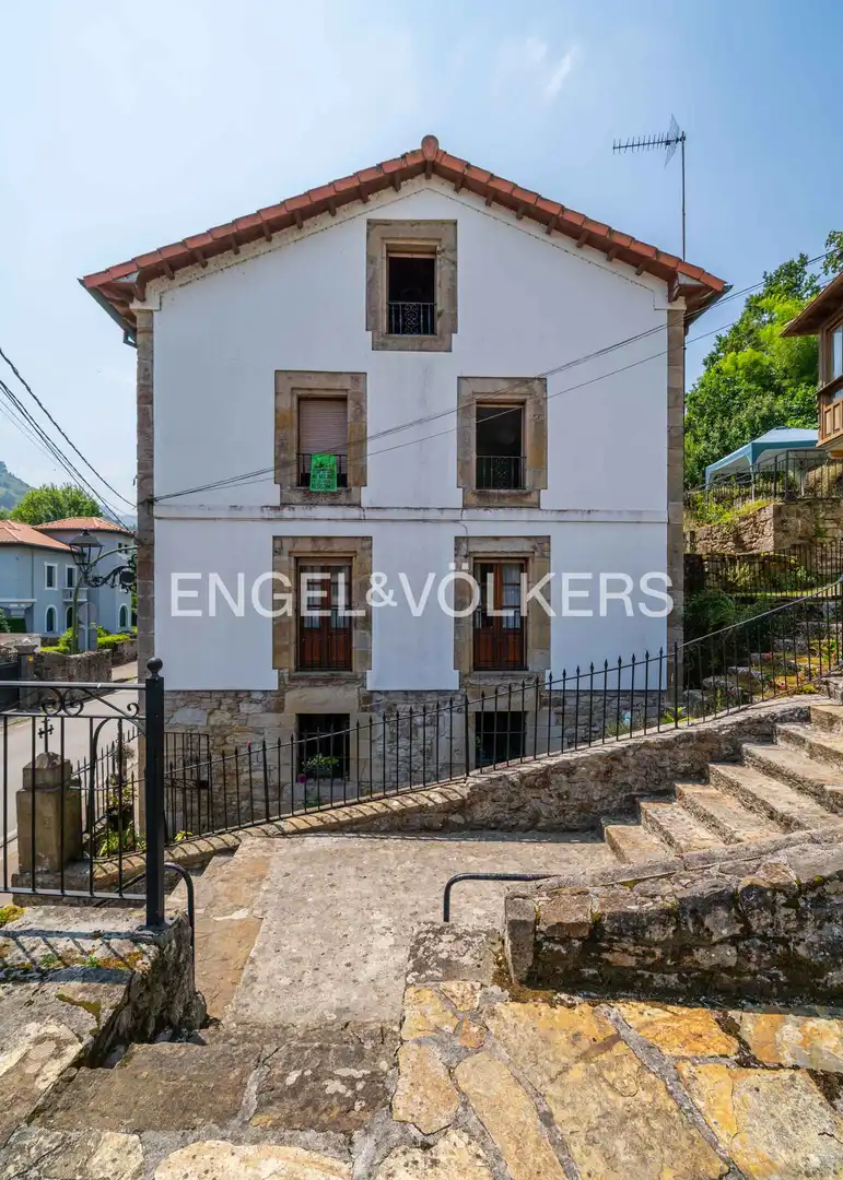 Vista exterior de Casa adosada en venda en Liérganes amb Calefacció i Jardí privat