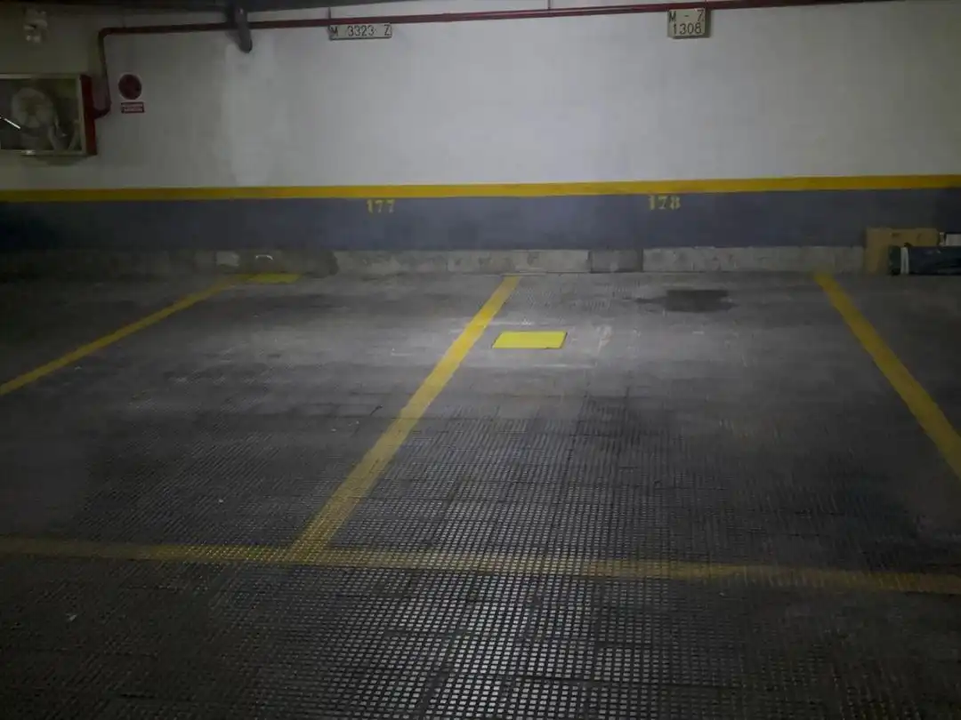 Garatge de lloguer a Calle de Juliana, 4, Jardín de los Reyes - Parque Real