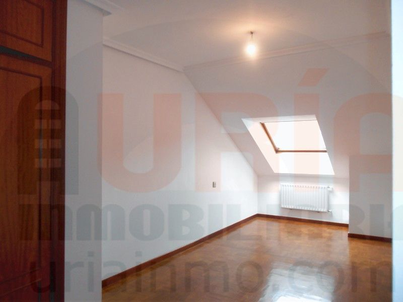 Bedroom of Duplex for sale in Oviedo   with Heating, Parquet flooring and Storage room