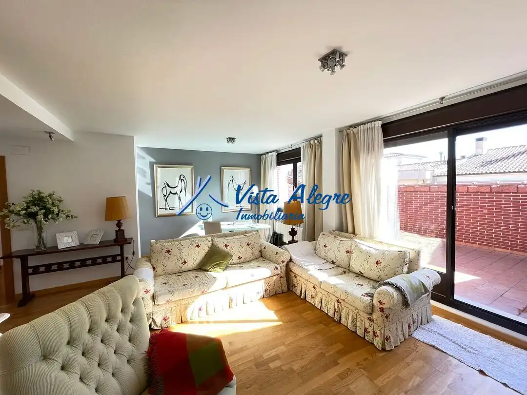 Sala de estar de Ático en venta en Haro con Calefacción, Parquet y Terraza