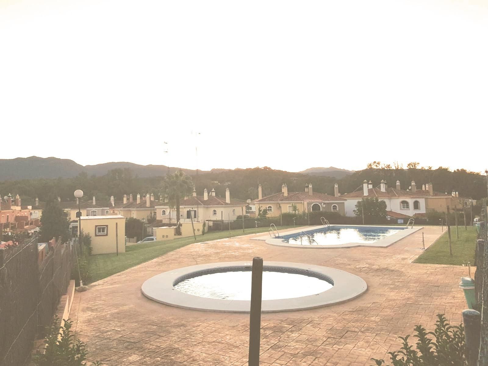 Piscina de Casa adosada en venta en Los Barrios con Balcón y Piscina comunitaria