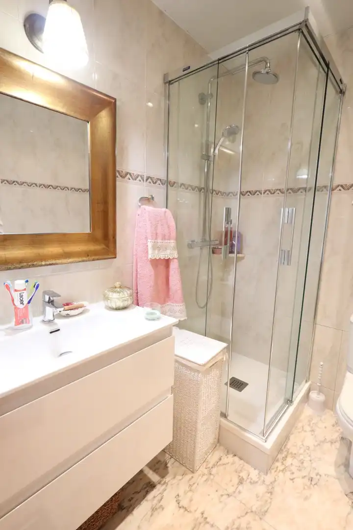 Bathroom of Flat for sale in Barcelona  with Heating and Balcony