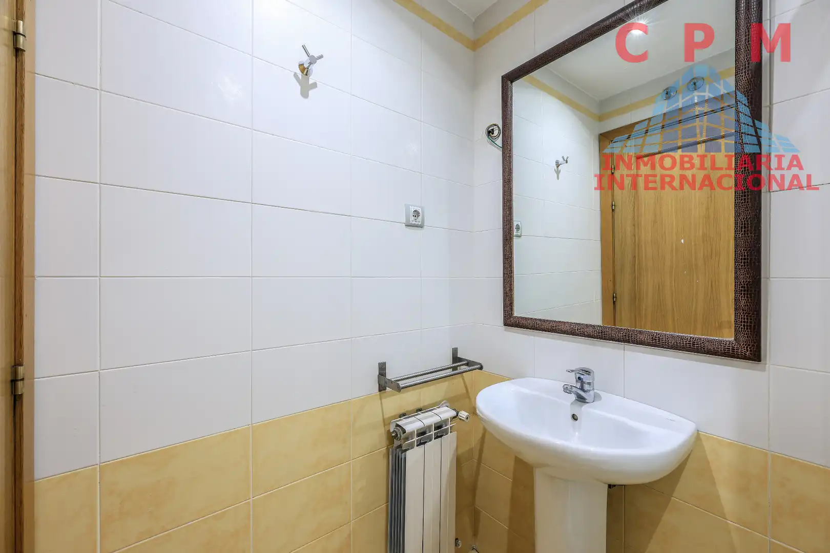 Bathroom of Flat for rent in Madrid  with Air Conditioner, Heating and Parquet flooring