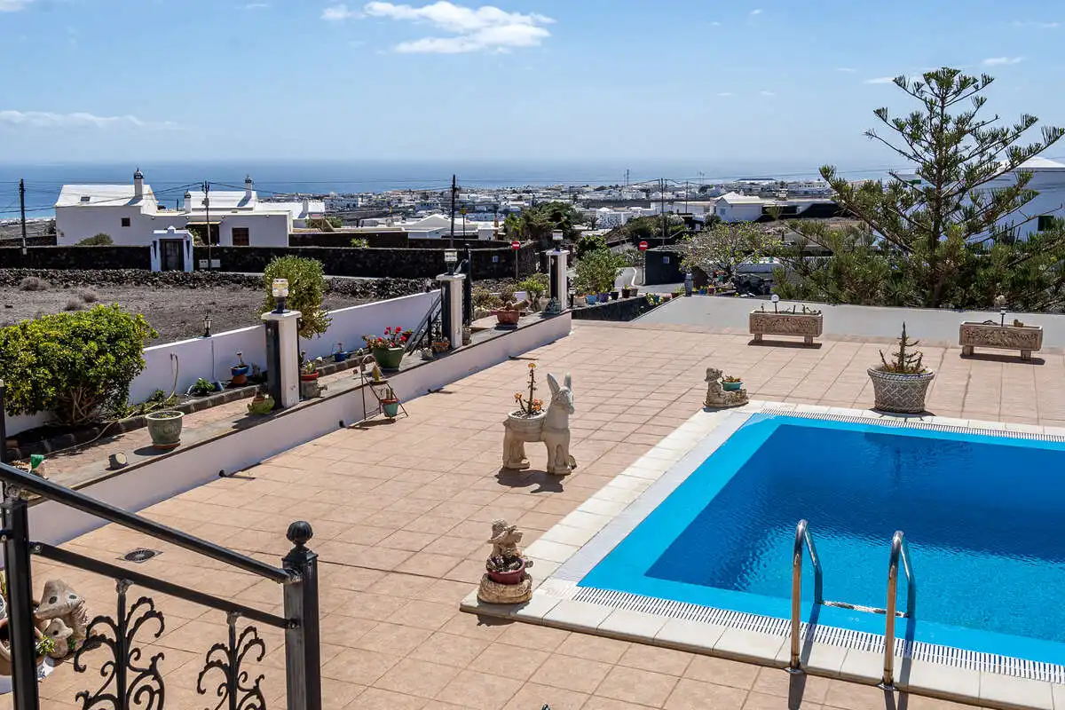 Vista exterior de Casa o xalet en venda en Tías amb Aire condicionat, Traster i Piscina