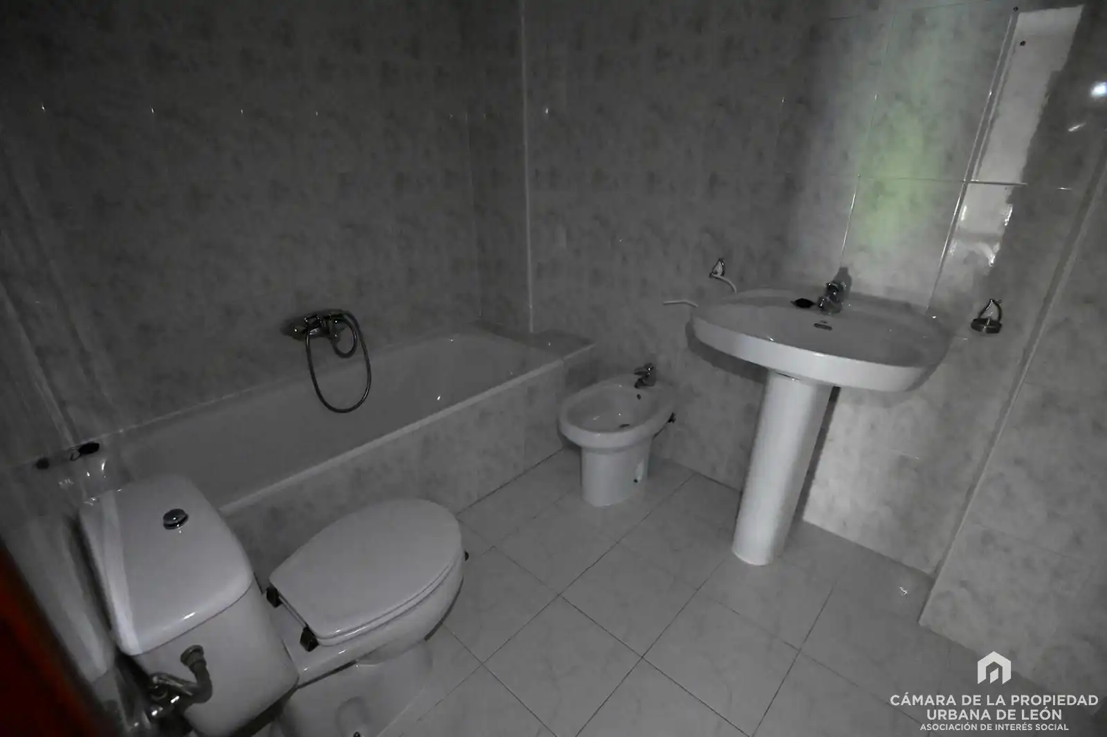 Baño de Piso en venta en León Capital  con Calefacción, Terraza y Trastero