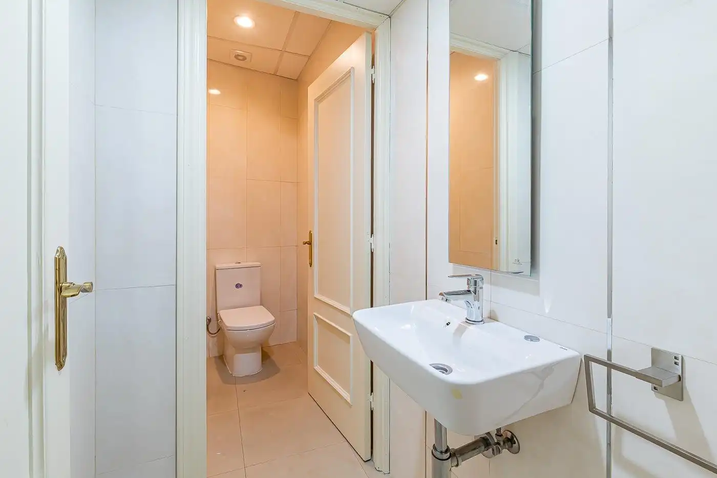 Badezimmer von Büro zum Verkauf in Tetuán