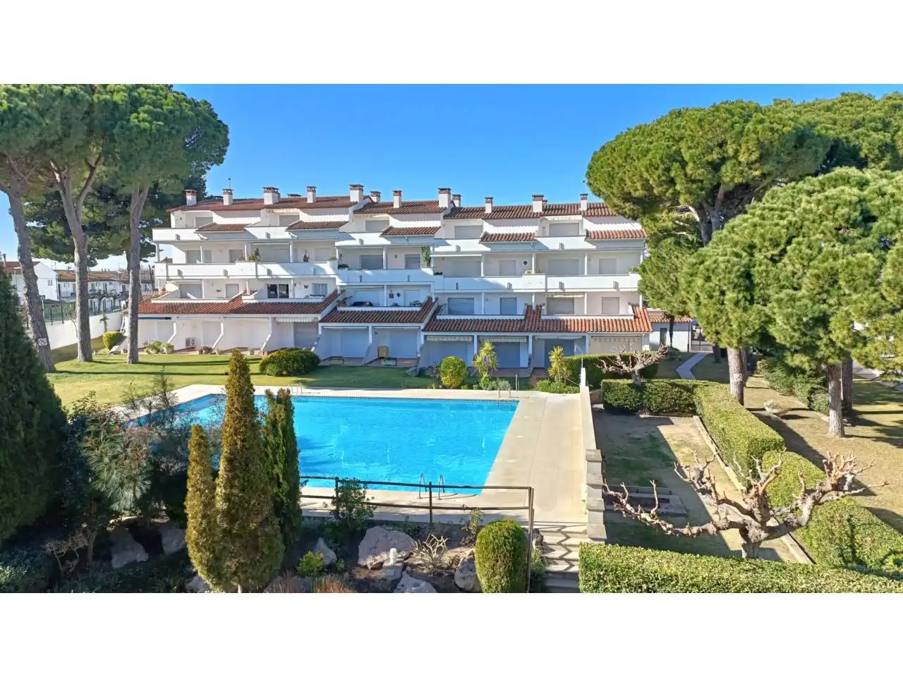 Vista exterior de Piso en venta en L'Escala con Terraza, Amueblado y Piscina comunitaria