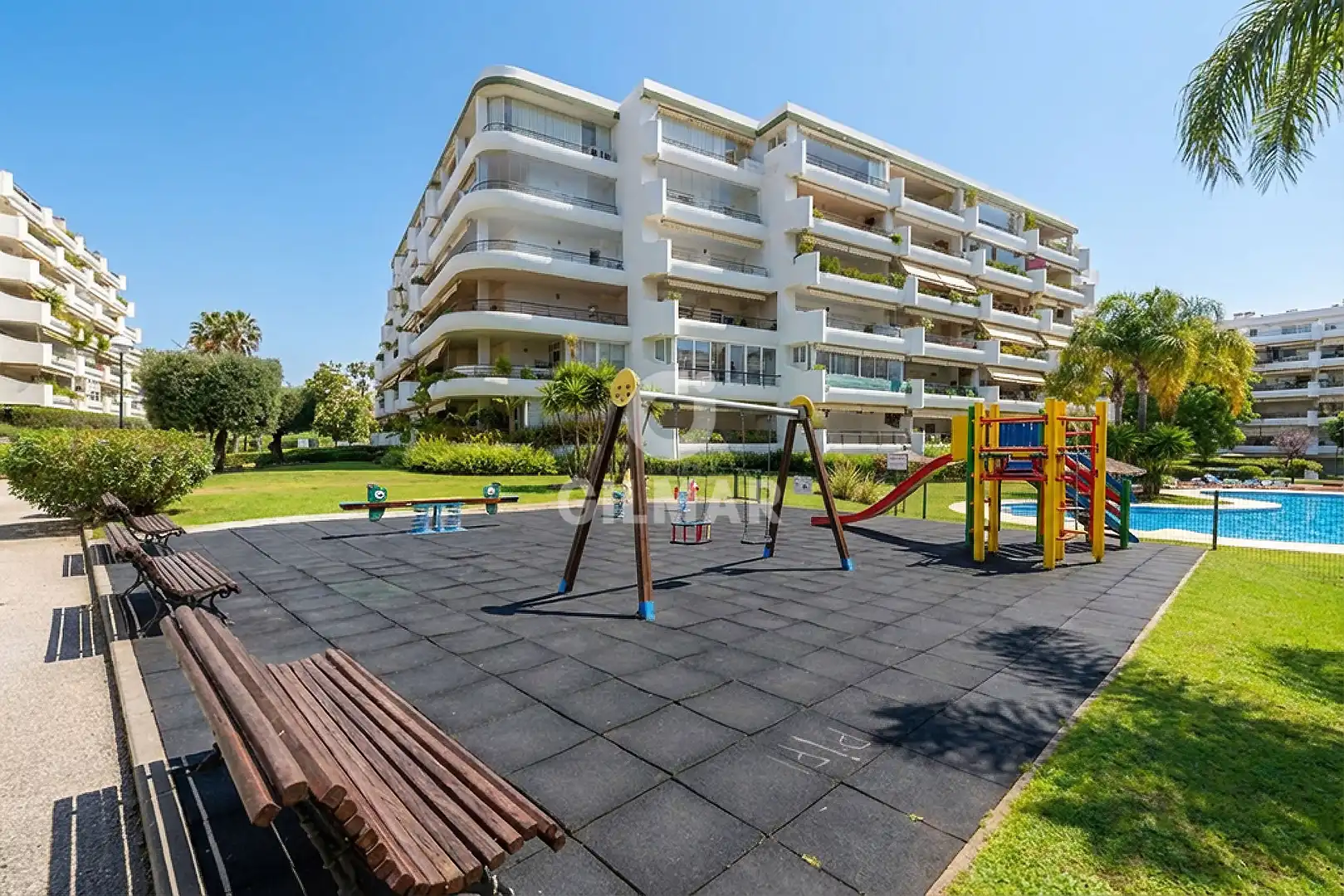 Vista exterior de Dúplex en venda en Marbella amb Piscina i Balcó