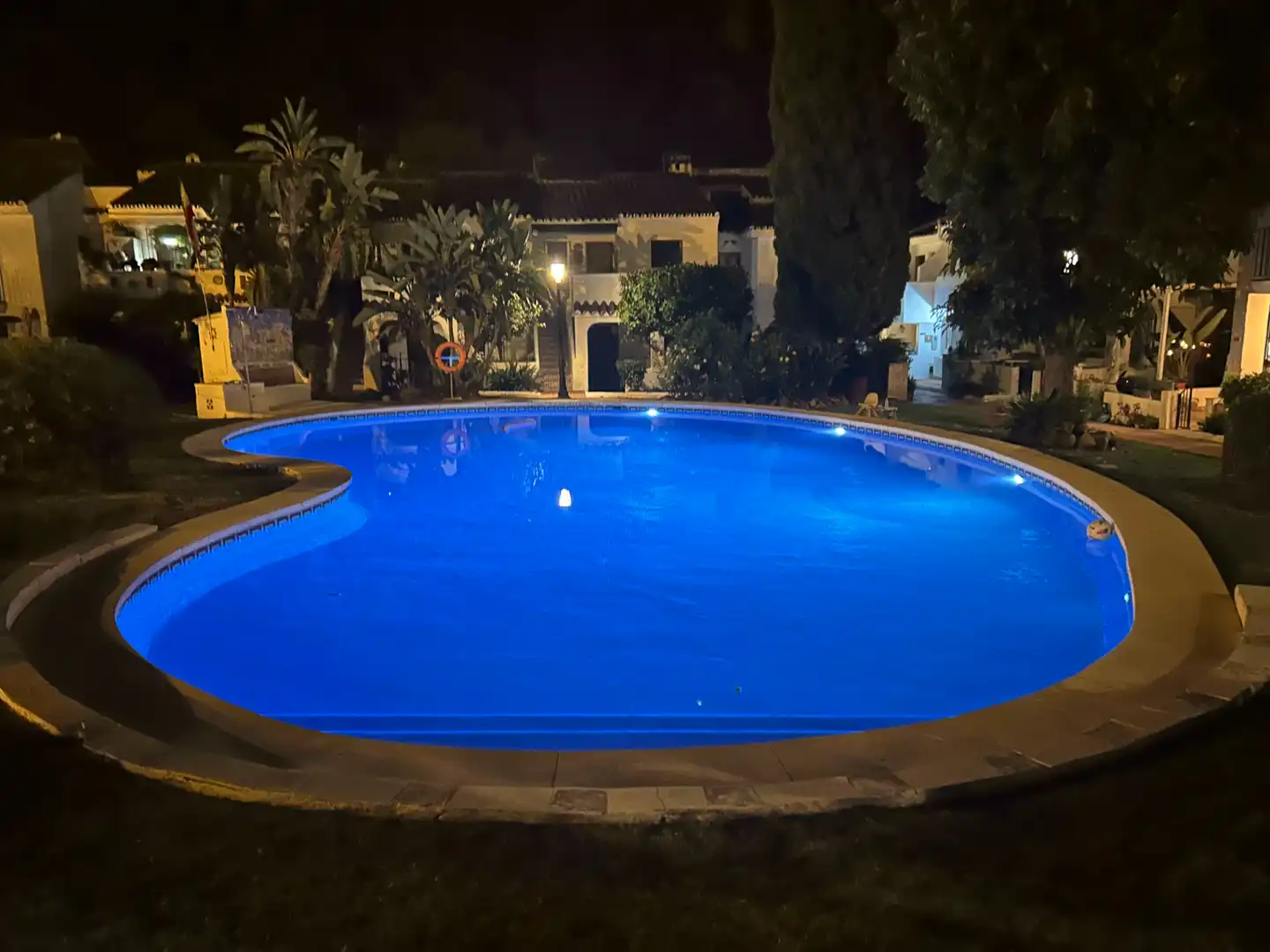 Schwimmbecken von Einfamilien-Reihenhaus zum Verkauf in Benahavís mit Klimaanlage, Heizung und Terrasse