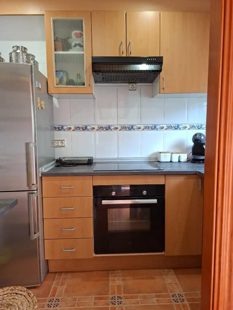 Cocina de Apartamento de alquiler en Pineda de Mar con Aire acondicionado, Amueblado y Horno