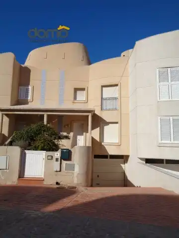 Außenansicht von Einfamilien-Reihenhaus zum Verkauf in El Ejido mit Privatgarten, Terrasse und Abstellraum