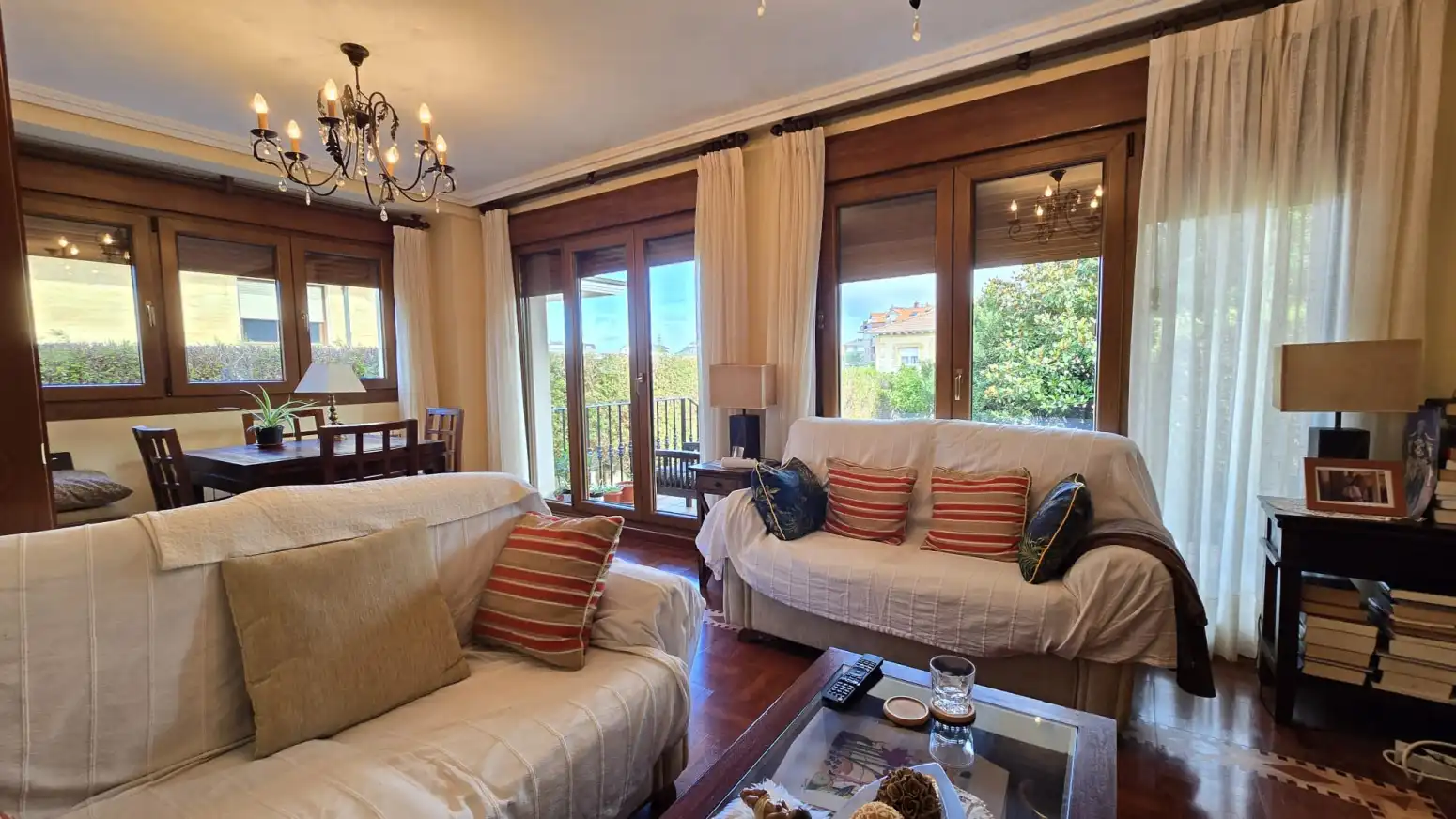 Sala d'estar de Casa adosada en venda en Suances amb Calefacció, Jardí privat i Parquet