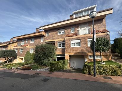 Vista exterior de Casa adosada en venda en Egüés amb Calefacció, Jardí privat i Parquet