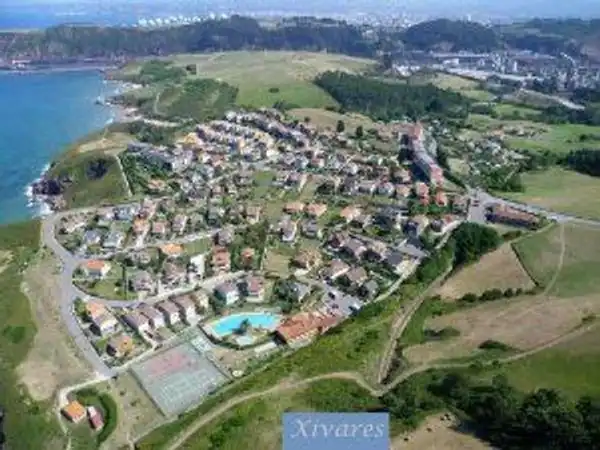 Außenansicht von Einfamilien-Reihenhaus zum Verkauf in Carreño mit Heizung, Parkett und Terrasse