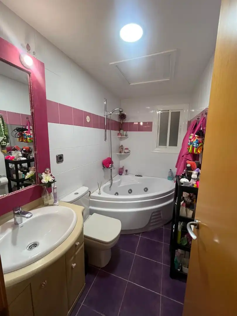 Badezimmer von Wohnung zum Verkauf in Barcelona mit Klimaanlage und Heizung