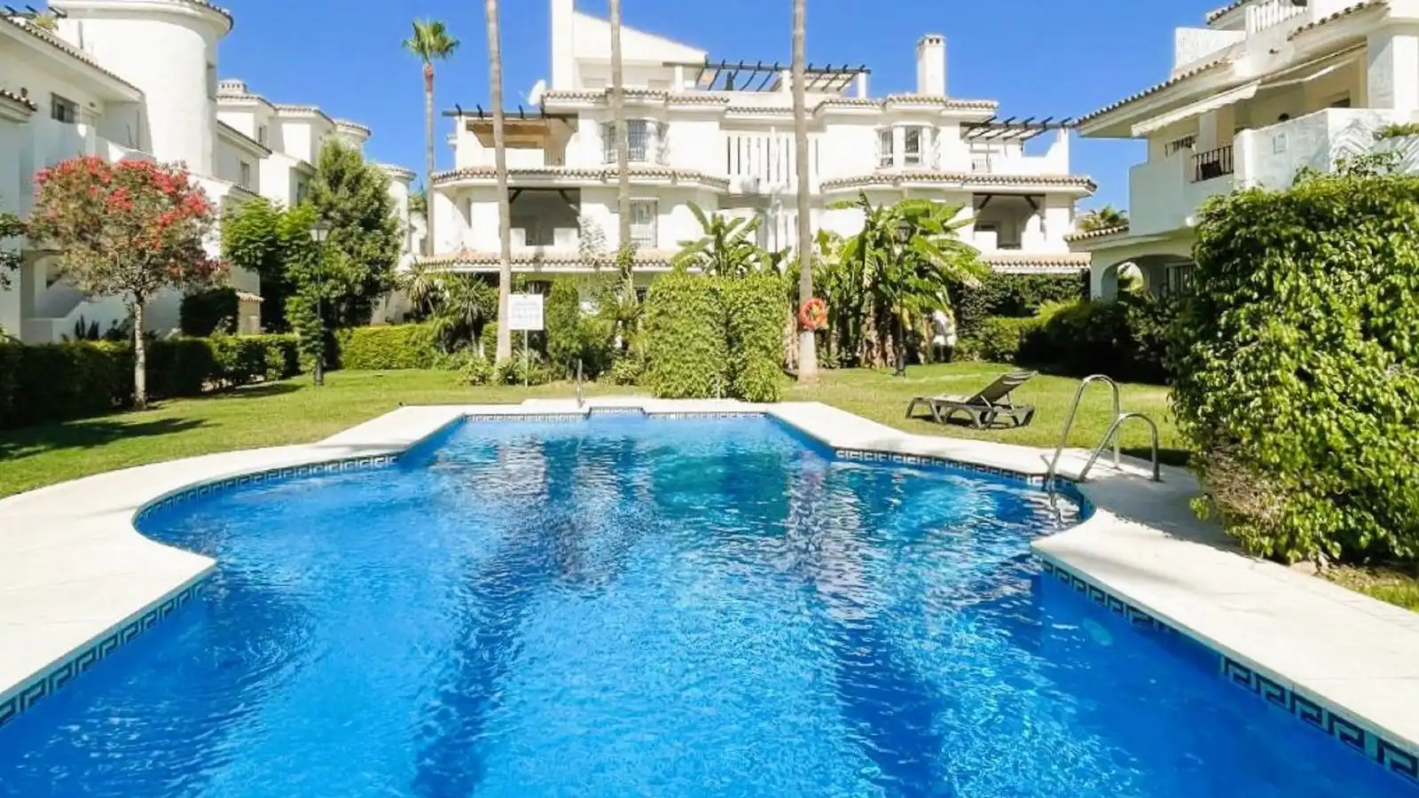 Jardí de Pis en venda en Marbella amb Aire condicionat, Terrassa i Moblat