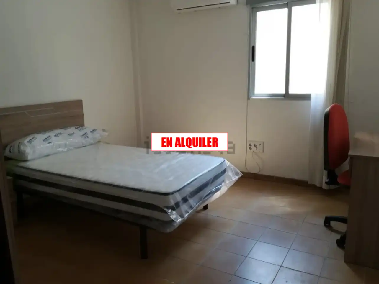 Dormitori de Pis de lloguer en Ciudad Real amb Calefacció, Terrassa i Moblat